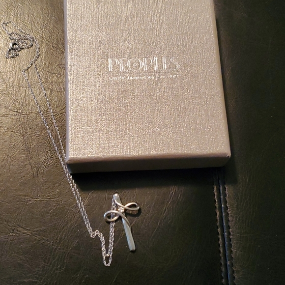 Peoples loop cross diamond necklace. - Picture 1 of 3